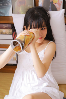 丫鬟露出双乳让老爷玩弄